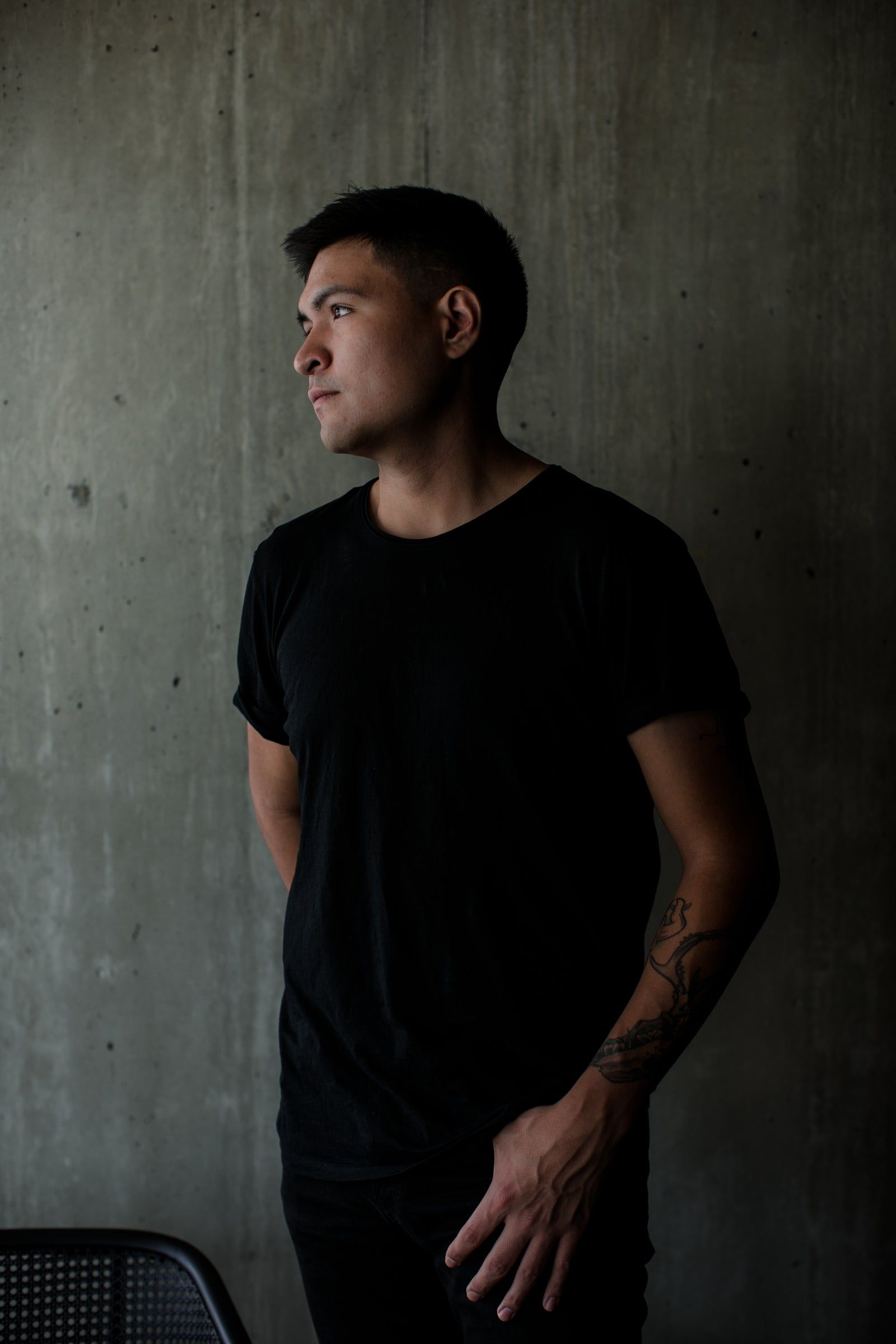Profil d'un homme en t-shirt noir
