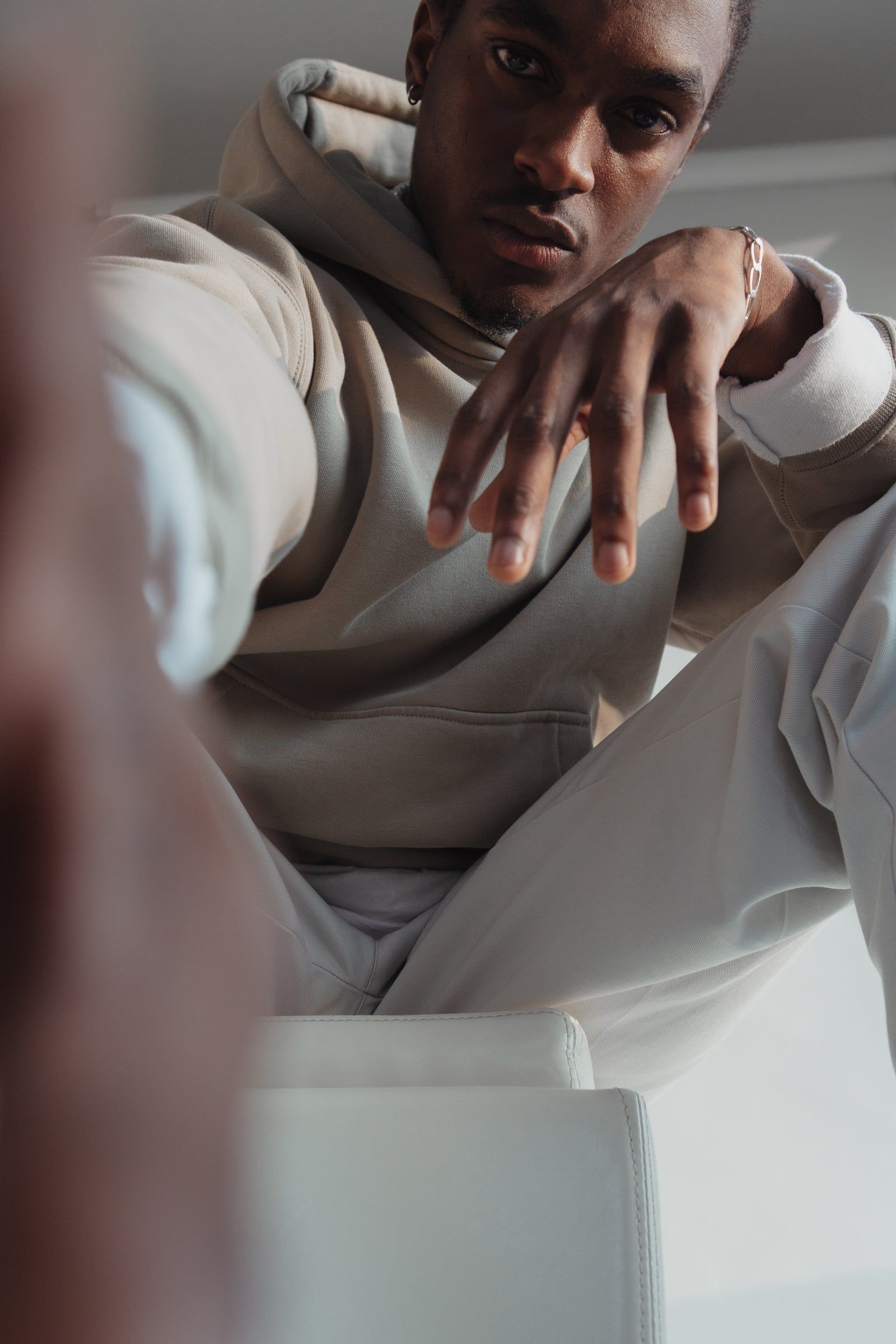 Homme en hoodie avoine assis
