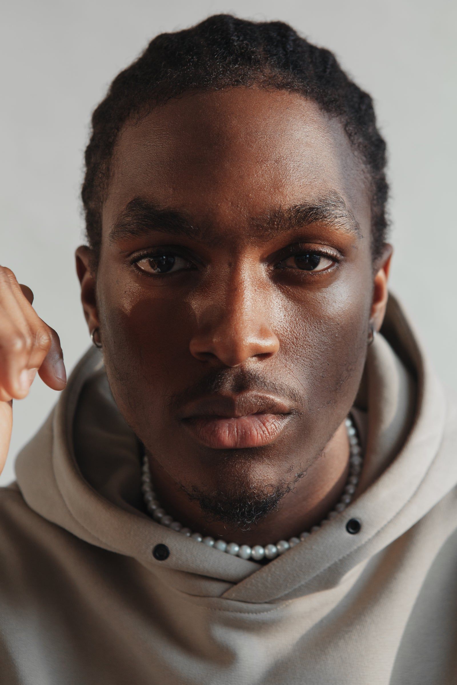 Portrait serré d'un homme en hoodie avoine